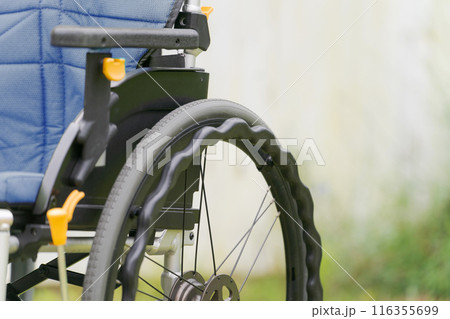 庭に置かれた無人の車椅子 116355699
