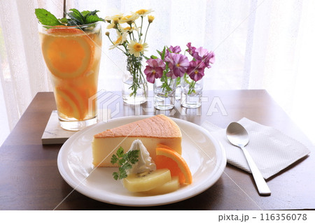 オレンジジュースとチーズケーキ オレンジジュースとチーズケーキ 116356078