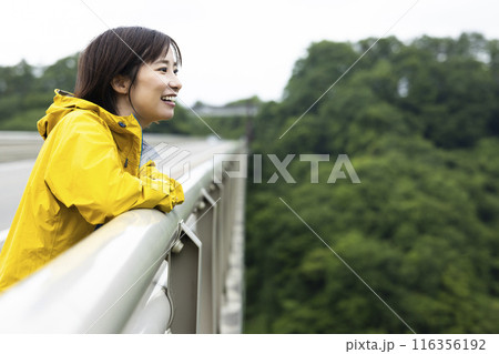 自然の中の若い女性 自然の中の若い女性 116356192