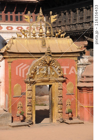 ネパール、バクタプル、ダルバール広場（王宮広場）、ゴールデンゲート 116356433