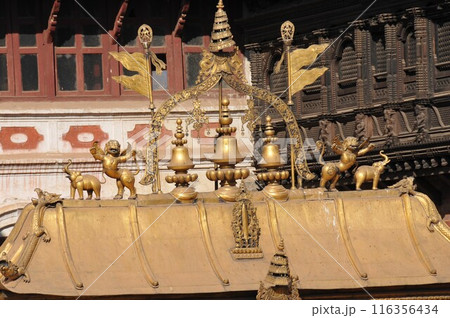 ネパール、バクタプル、ダルバール広場（王宮広場）、ゴールデンゲート上部 116356434