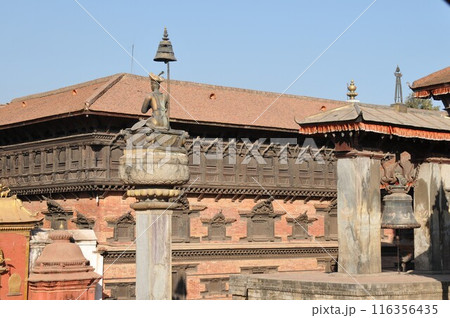 ネパール、バクタプル、ダルバール広場（王宮広場）、ブパティンドラ・マッラ王の石柱、55窓の宮殿 116356435