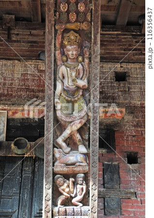 ネパール、バクタプル、ダルバール広場（王宮広場）、パシュパティ寺院の支柱彫刻 116356437