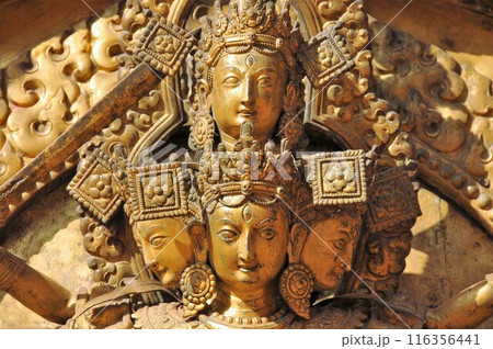 ネパール、バクタプル、ダルバール広場（王宮広場）、ゴールデンゲートの装飾 116356441