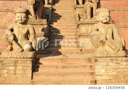 ネパール、バクタプル、トウマディ広場、ニャタポラ寺院石段の石像 116356456