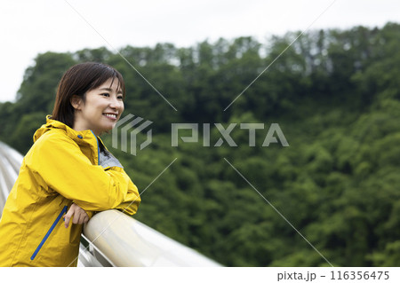 自然の中の若い女性 116356475