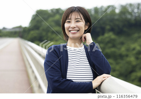自然の中の若い女性 116356479