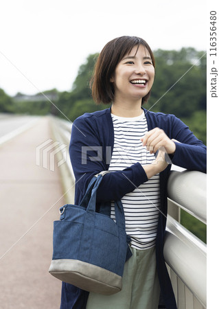 自然の中の若い女性 116356480