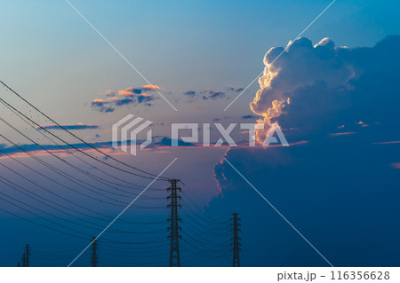 送電鉄塔の先に湧く夕刻の積乱雲　a-2 高彩度 116356628