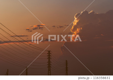 送電鉄塔の先に湧く夕刻の積乱雲　a-5 暖色 高彩度 116356631