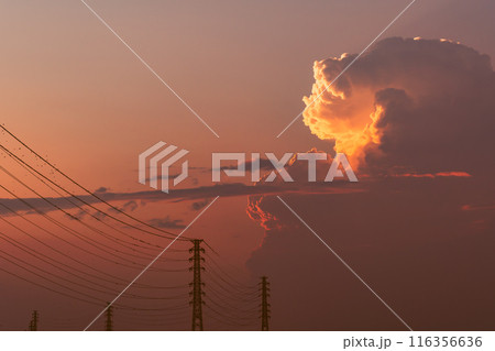 送電鉄塔の先に湧く夕刻の積乱雲　b-5 暖色 高彩度 116356636