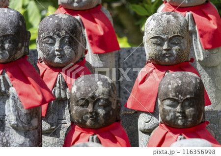 京都大原念佛寺　ずらりと並ぶお地蔵様 116356998