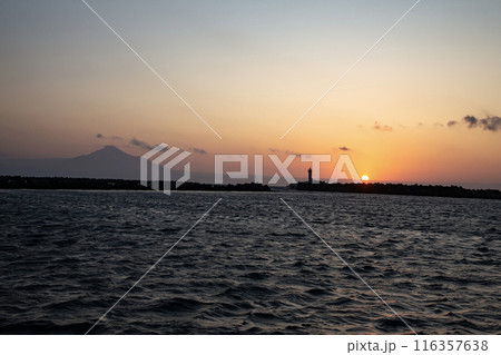 夕陽に浮かぶ利尻富士 夕陽に浮かぶ利尻富士 116357638