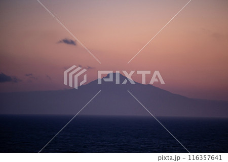 夕陽に浮かぶ利尻富士 116357641