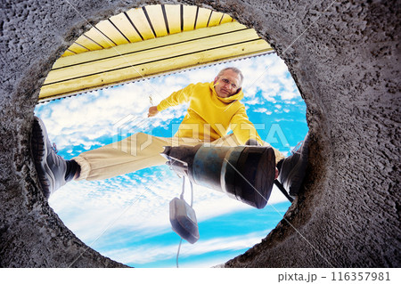 Before cleaning septic tank, homeowner floods sewer pump in well to pump out waste water. 116357981