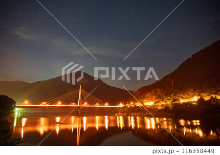 夜の幻想的な丹沢湖の風景　ライトアップ　星空 116358449
