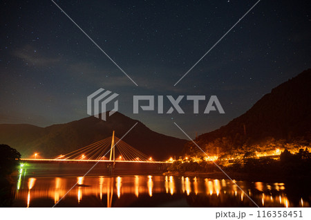 夜の幻想的な丹沢湖の風景 ライトアップ 星空 夜の幻想的な丹沢湖の風景 ライトアップ 星空 116358451