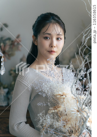 ニットを着た女性のファッションポートレート 116358615