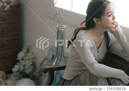 ニットを着た女性のファッションポートレート 116358618