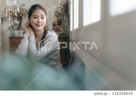 ニットを着た女性のファッションポートレート 116358619