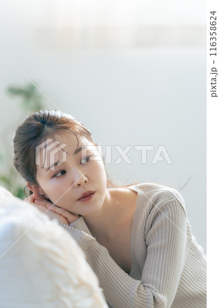 ニットを着た女性のファッションポートレート ニットを着た女性のファッションポートレート 116358624