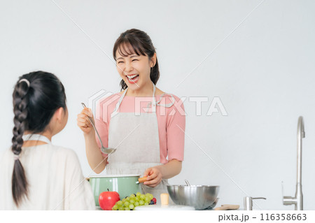 キッチンで料理する親子 116358663