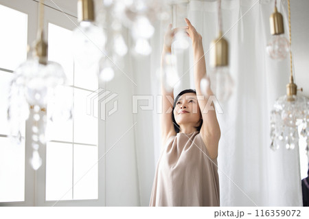 伸びをする女性 伸びをする女性 116359072