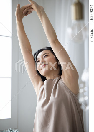 伸びをする女性 伸びをする女性 116359074