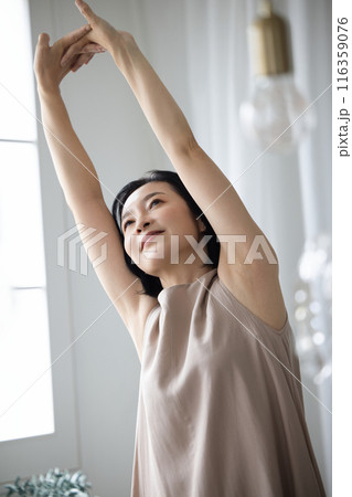 伸びをする女性 116359076