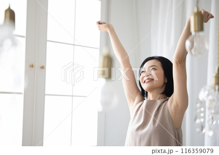 伸びをする女性 116359079