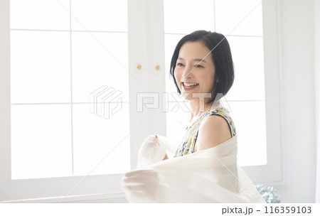 笑顔の女性 116359103