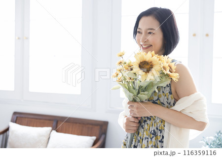花束を持つミドル女性 116359116