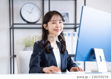 オフィスで働くビジネスウーマン 116359278
