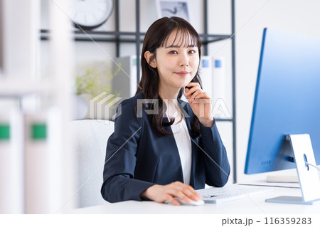 オフィスで働くビジネスウーマン 116359283