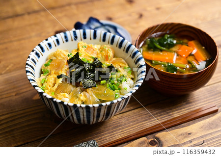 たまご丼とみそ汁 116359432
