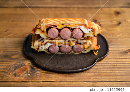 ソーセージのホットサンド 116359454