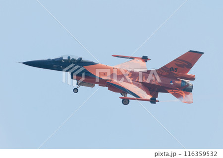 飛行するオランダ空軍F-16AMデモチーム 飛行するオランダ空軍F-16AMデモチーム 116359532