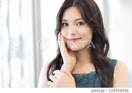 20代女性ビューティーイメージ (黒髪ロングヘア、ノースリーブ) 20代女性ビューティーイメージ (黒髪ロングヘア、ノースリーブ) 116359556
