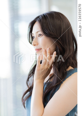 20代女性ビューティーイメージ　（黒髪ロングヘア、ノースリーブ） 116359570
