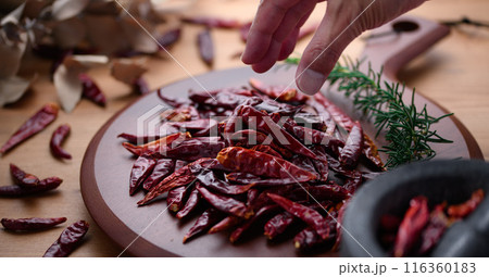 カッティングボードに置いた唐辛子(鷹の爪) カッティングボードに置いた唐辛子(鷹の爪) 116360183