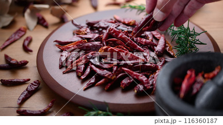 カッティングボードに置いた唐辛子(鷹の爪) カッティングボードに置いた唐辛子(鷹の爪) 116360187