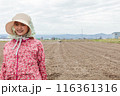 農作業の女性 116361316