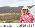 農作業の女性 116361317