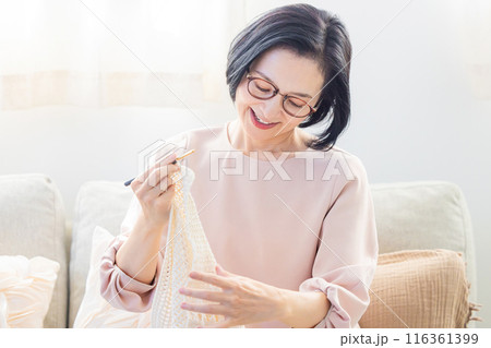 リビングで編み物をするシニア女性 リビングで編み物をするシニア女性 116361399