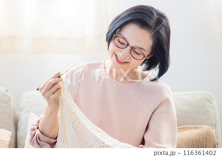 リビングで編み物をするシニア女性 116361402
