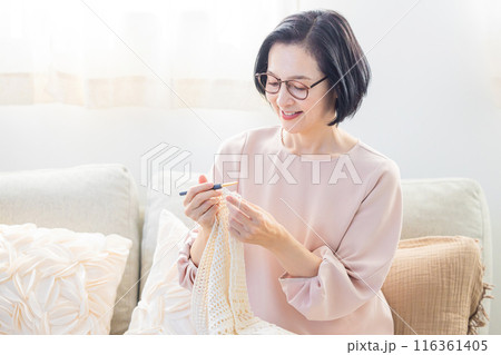 リビングで編み物をするシニア女性 リビングで編み物をするシニア女性 116361405