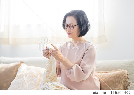リビングで編み物をするシニア女性 リビングで編み物をするシニア女性 116361407