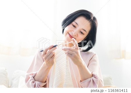 リビングで編み物をするシニア女性 116361411