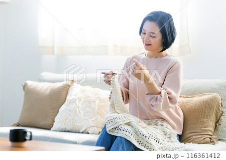 リビングで編み物をするシニア女性 116361412