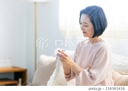 リビングで編み物をするシニア女性 リビングで編み物をするシニア女性 116361416